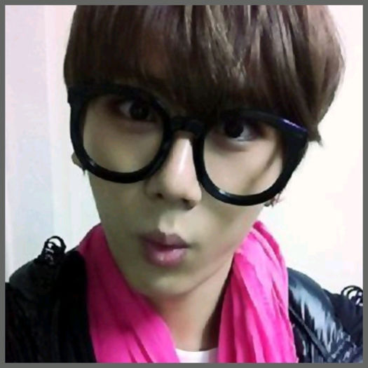 [:)] ..[merge`n spatele lui MH; iar cu mana plina de frisca`l face pe fata :))] ..LMA! :p:p :)) - l - x - Episodul 55 - x - l