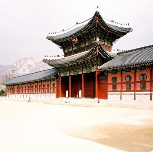 ► In partea cealalalta a palatului..