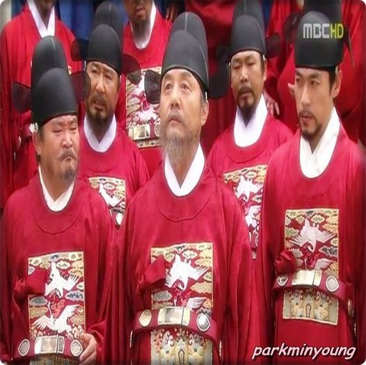 ► [ altul spune ] Cu siguranta fiul lui HB este cel mai potrivit.