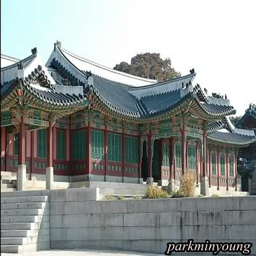 ► In sala tronului..regele chema toata curtea :