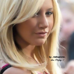 25779457 - Poze glitter cu Ashley Tisdale