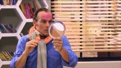 (atat de nervos era,incat se rosi) (se vazu in oglinda); Asta-i numai vina voastra,din cauza voastra sunt rosu,m-ati enervat de data asta...
