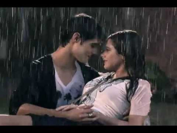 C: Haide, te conduc acasa la tine...B:Nu ,mersi...; C:Dar de ce? B:Pai...(i.g.)(De ce-oi fi spus asta?) ...Pai...Pai...Locuiesc departe de aici si trebuie sa iau autobuzul. C:Si atunci de ce mai mergi prin ploaie...?Puteai sa-l iei de la scoala.
