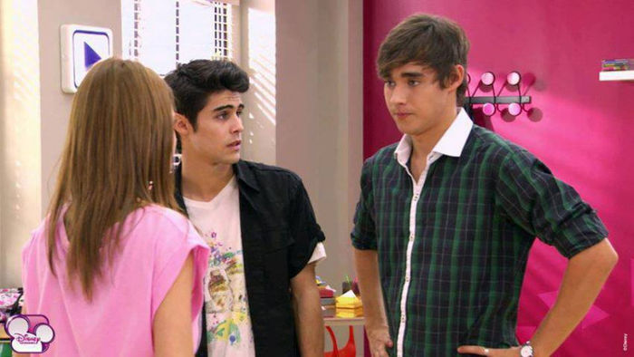 C si J:Buna Elizabeth! C:Stai...tu de unde stii cum o cheama?; J:Ne-am intalnit...si am facut cunostinta... B:Pai..da...Dar... J: Deci cand ne putem inscrie sa dam admitere? B:Intrebati-l pe d-nul Austin.
