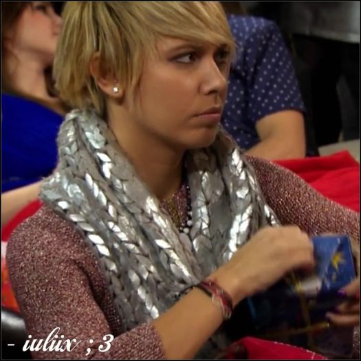 - * se uită urât la cristi =]]]]]]]] * - LALA house _ one more clap - xo