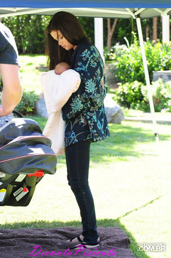 8 - Selena with her little sister Gracie Elliot Teefey