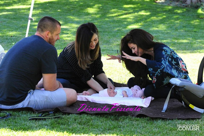 9 - Selena with her little sister Gracie Elliot Teefey