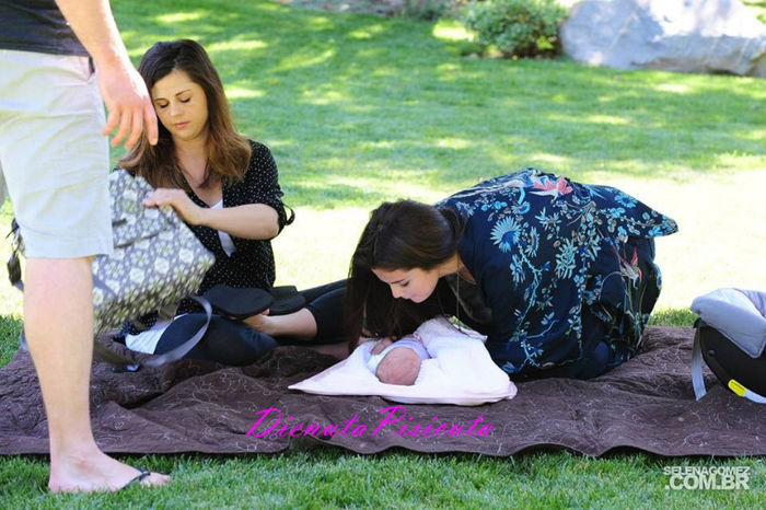 12 - Selena with her little sister Gracie Elliot Teefey