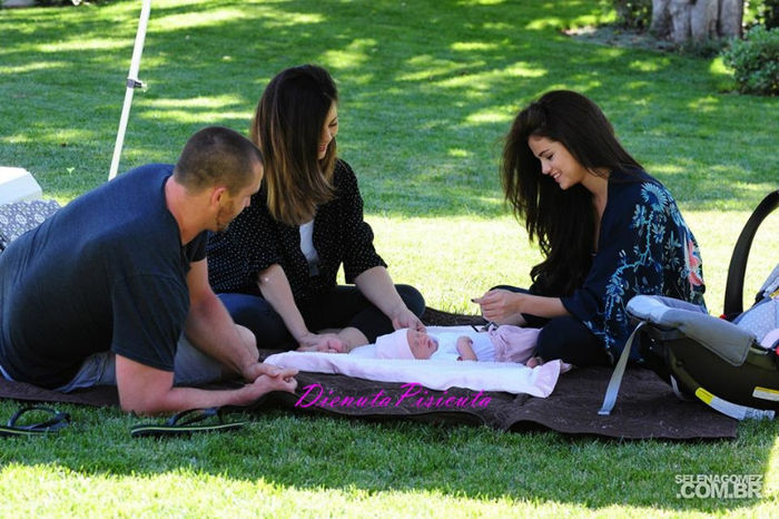 13 - Selena with her little sister Gracie Elliot Teefey
