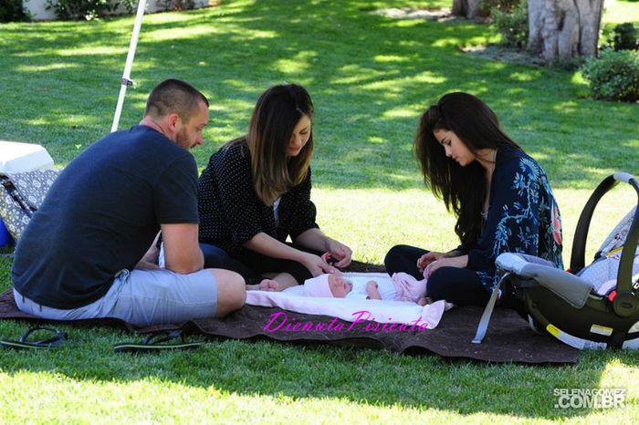 15 - Selena with her little sister Gracie Elliot Teefey