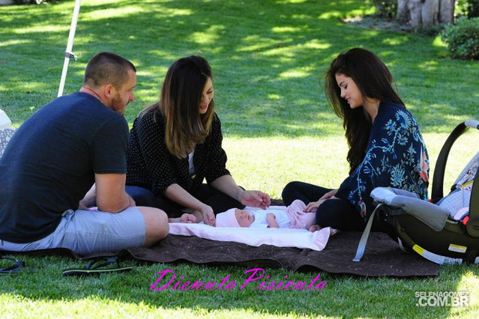 17 - Selena with her little sister Gracie Elliot Teefey
