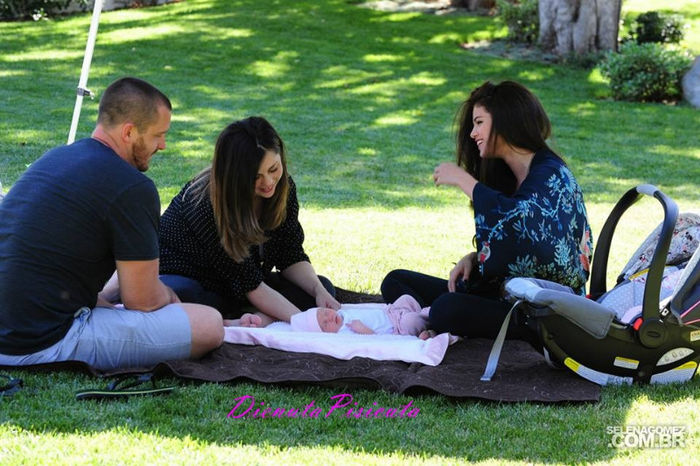 18 - Selena with her little sister Gracie Elliot Teefey