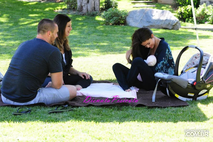 21 - Selena with her little sister Gracie Elliot Teefey