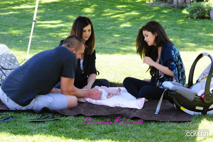 27 - Selena with her little sister Gracie Elliot Teefey