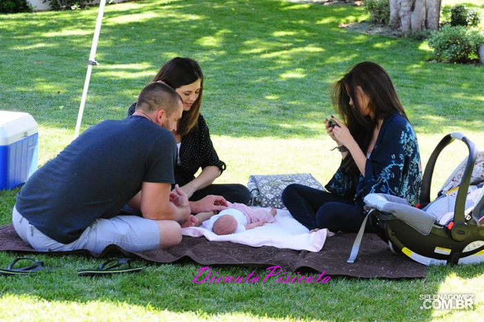 29 - Selena with her little sister Gracie Elliot Teefey