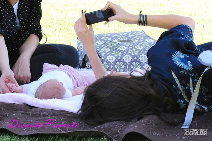 33 - Selena with her little sister Gracie Elliot Teefey