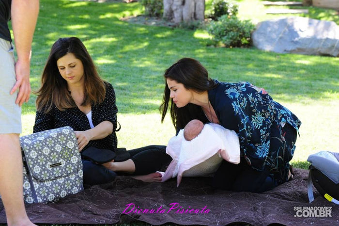 36 - Selena with her little sister Gracie Elliot Teefey