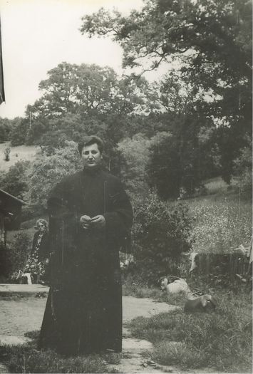 R001-024; 1975 la Manastirea Nicula ( poate am renuntat prea usor la ideea de a merge la teologie)
