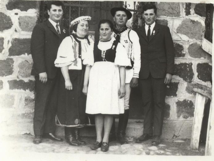 200 002; Parintii , fratele si sora mea in 1972

