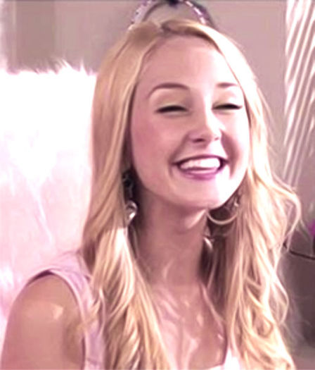 Oooo...draguta de tine...Si ce?! Ca spune pe spatele scrisorii  ca toate fetele din regat; sunt invitate, inseamna ca vei fi si tu...?! Ei bine...puneti pofta-n cui...Ce te face sa crezi ca te vom lasa sa mergi?
