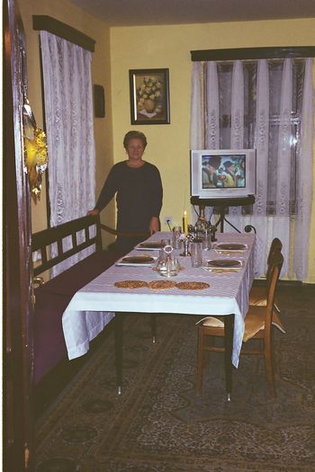 R002-013; Asteptand musafiri la masa.
