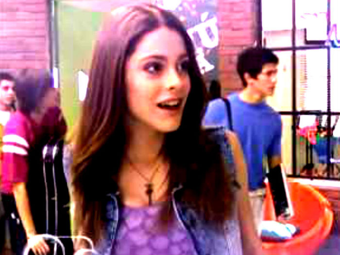 Uaaau! Dar stai...cum ai aparut asa?! Si cum ma trimiti la bal?...; Uite doar ce haine am pe mine....(avea haine mai urate...cu petice)
