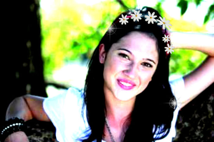 Stai calma, scumpo...De astea ma ocup eu...Tot ce trebuie sa stii e ca; iti voi face o caleasca si tu vei fi imbracata ca o printesa, astfel mergi la bal...Acum adu un dovleac din gradina...restul fac eu...am eu porumbelul care va fi calaretul :D si 2 soricei ca caluti...
