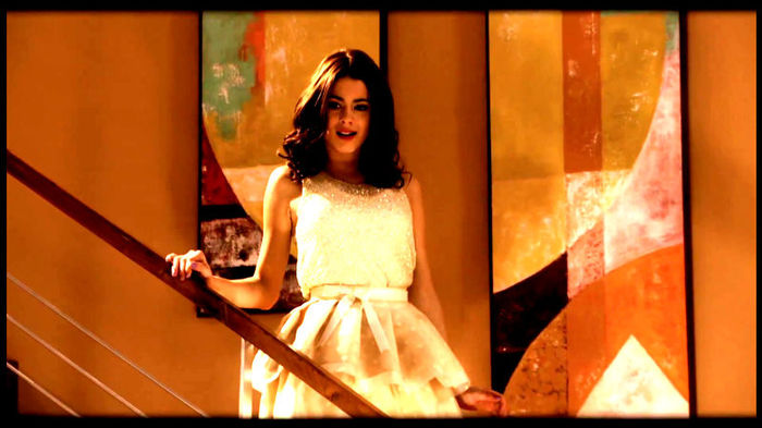 Uaaau...Cum arat...adica ,parul,; rochia, pantofii...(se uita in oglinda)
