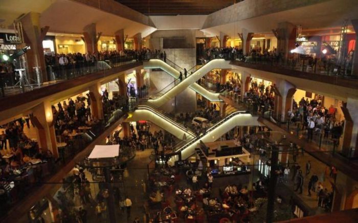 [merse prin toate magazinele,ca sa gaseasca un cadou perfect ptr Dna Directoare]