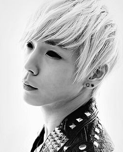 [venind catre Mimi]:A spus ca va veni!