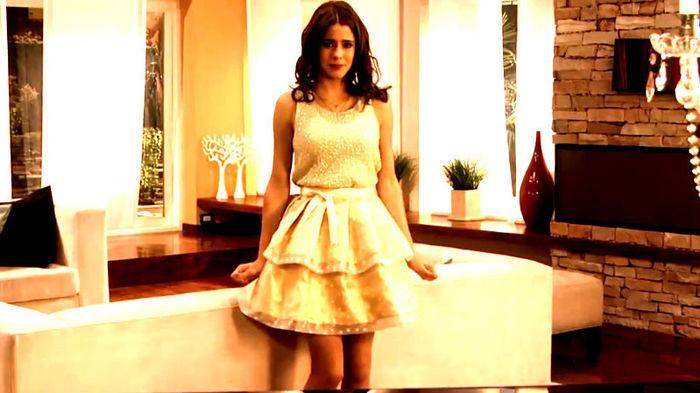 (isi facu aparitia in sala de bal); (nu spuse nimic)
