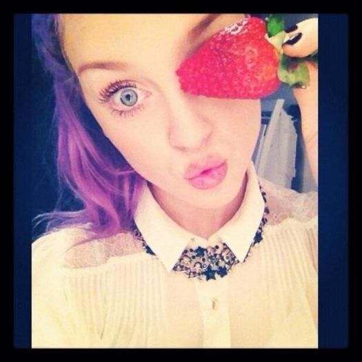 Mary: Off, Amber nebuno!Hai k mergem p jos.. Doar din kauza ta!:[[ ;((