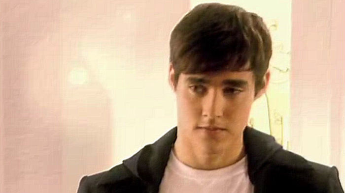 (se intrista si pleca din sala de bal,merse la el in camera)