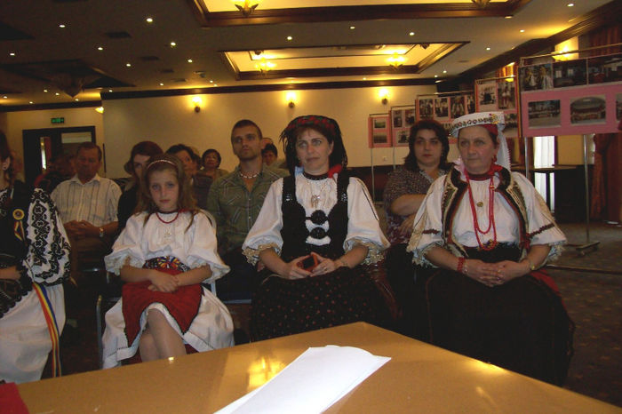 Fata cu cratinţe şi neveste cu capul impodobit cu cârpa cu flori şi vălitoare cu chindeu  ,din Paloş