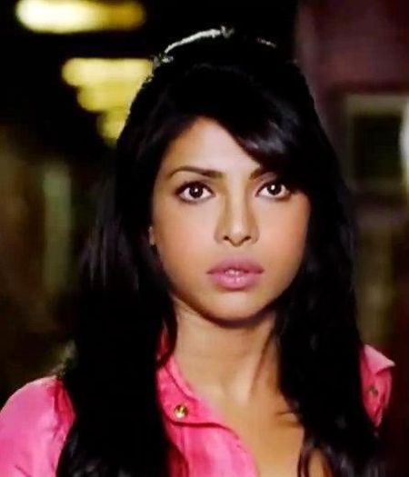 582644_330964050349484_1975400037_n - Priyanka Chopra