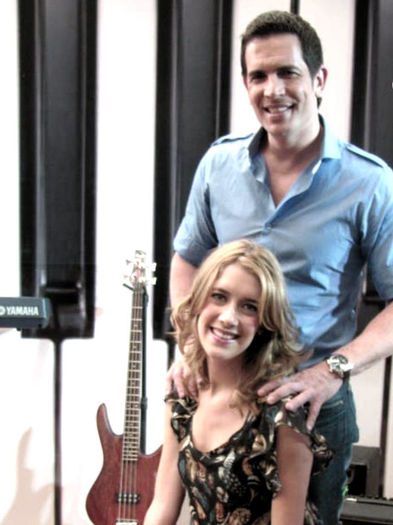 Tatal: De ce am fost de acord asa repede? Pentru ca se vede ca te-ai indragostit; de ea...si ,apoi pare potrivita pentru tine...Nu pare fitoasa sau genul a altor fete de la bal...Deci putem sa-l facem maine... Mama: Ai dreptate...Cheama pe cineva sa scrie din nou scrisorile...
