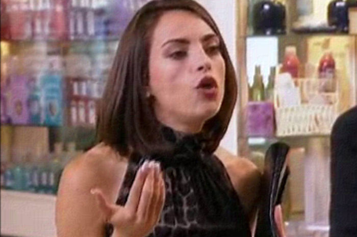 (aparu mama vitrega, mai era doar o ora pana la bal) Cenusareaso,; de data asta avem mai multe boabe de fasole sa-ti dam sa alegi! Na,tine! Noi imediat trebuie sa plecam.
