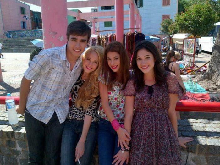 Leon , Ludmila, Violetta si Fran - h--------------Cine e 4-------------h