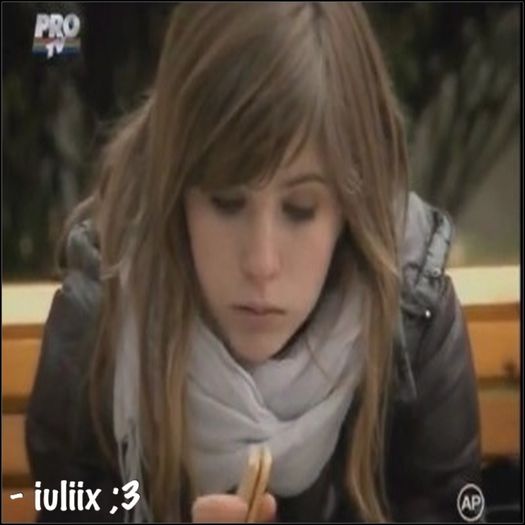- eh , mă duc în camera lui să decorez puțin =))). - LALA house _ one more clap - xo