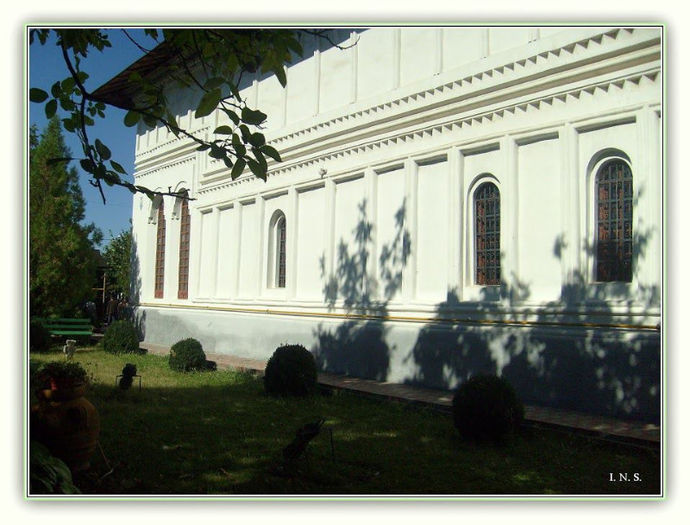 Mânăstirea Biserica Domneasca Sfintii Apostoli Petru si Pavel (biserica mea de suflet de langa casa); Mânăstire Biserica Domneasca Sfintii Apostoli Petru si Pavel, este cea mai veche biserică şi cel mai vechi monument de arhitectură din Ploieşti, înscris în patrimoniul naţional. Aşezată în partea de e
