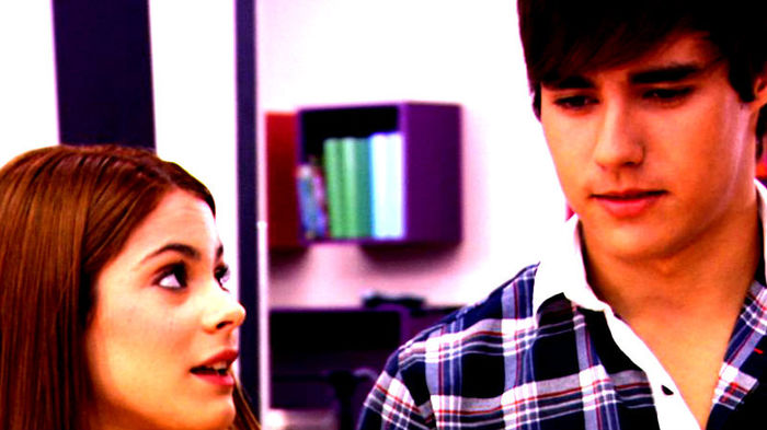 P:S-s-salut! C:Buna! P:Asculta...stiu ca poate nu vrei...dar dansam? Ma gandeam totusi ca merita sa; intreb... C:P-p-pai nu stiu... P:Ma gandeam eu...Imi cer scuze ca te-am deranjat... C:Stai...dar eu sa dansez cu printul?! Eu nu sunt de rangul tau... P:Nu-i nimic,haide. C:B-b-bine.
