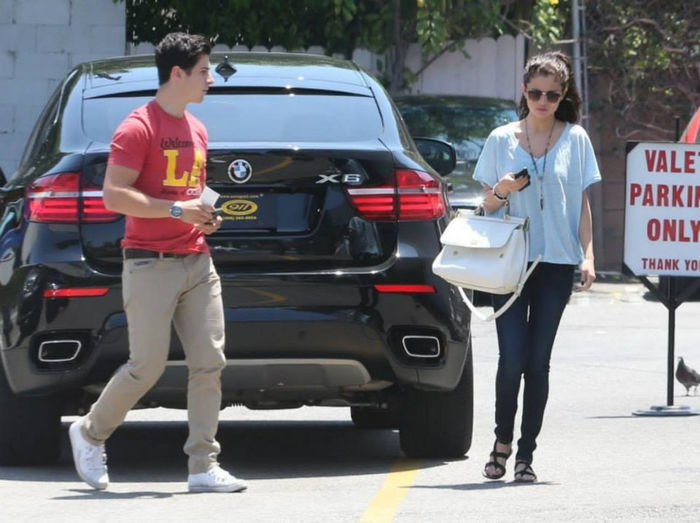 4 - Selena and David Henrie out for lunch---08 June 2013
