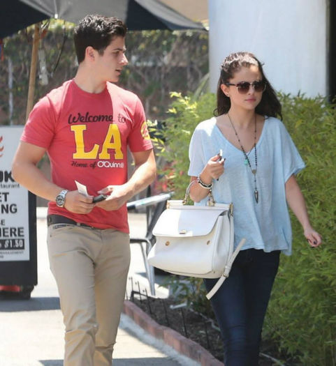 6 - Selena and David Henrie out for lunch---08 June 2013