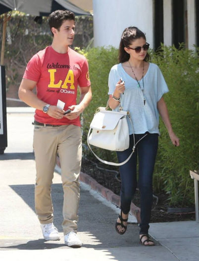 7 - Selena and David Henrie out for lunch---08 June 2013