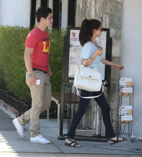 8 - Selena and David Henrie out for lunch---08 June 2013