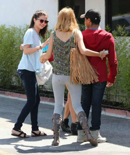 11 - Selena and David Henrie out for lunch---08 June 2013