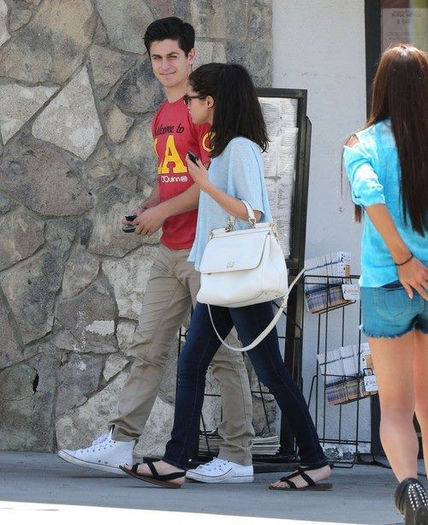 12 - Selena and David Henrie out for lunch---08 June 2013