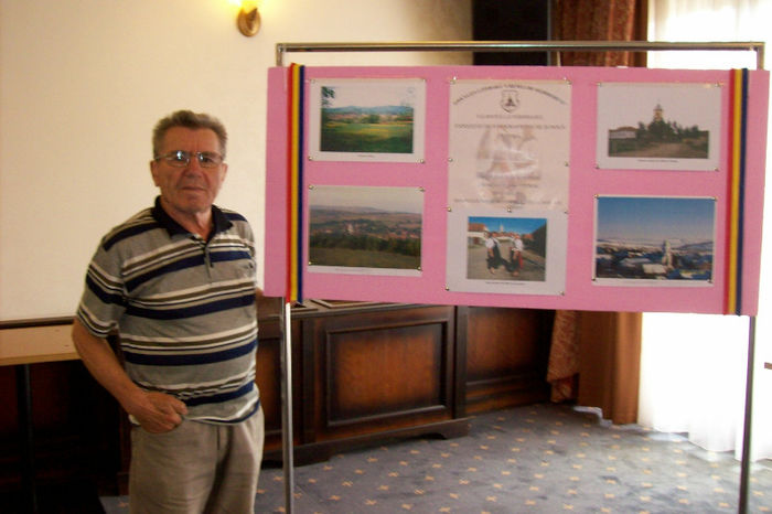 Autorul expozi'iei domnul Nicolae Codrea ,alaturi de primul panou. - EXPOZITIE DE FOTOGRAFIE VECHE SI NOUA CU PORTUL POPULAR DIN PALOS ARDEAL