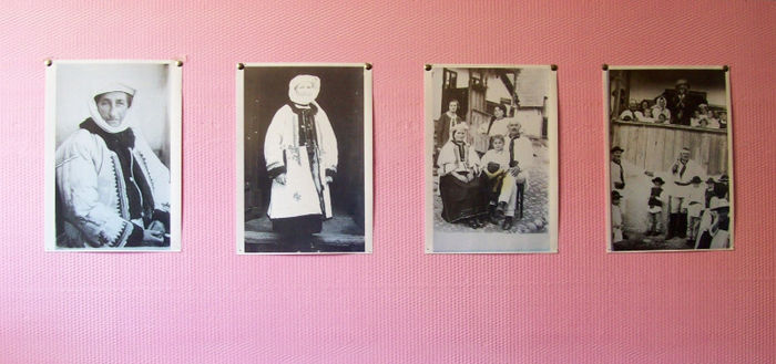 100_8343 Cea de a doua fata a panoului doi cu fotografi vechi .. - EXPOZITIE DE FOTOGRAFIE VECHE SI NOUA CU PORTUL POPULAR DIN PALOS ARDEAL