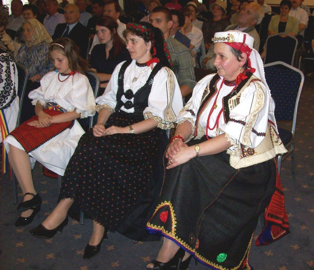100_8451 IN FRUMOASELE COSTUME POPULARE DIN SATUL PALOŞ ARDEAL